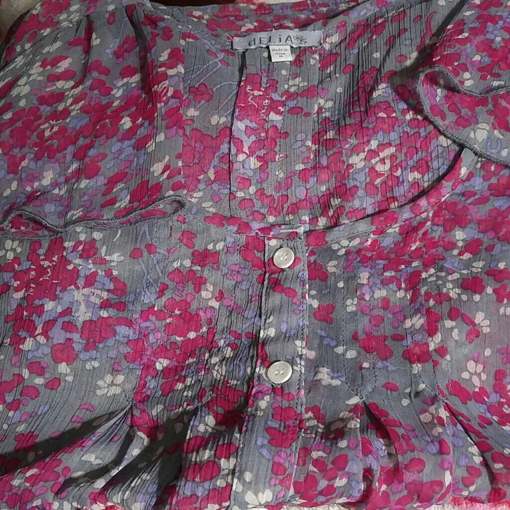 NWOT. dELiA*s 100% POLY SEMI-SHEER BUTTON DOWN TOP